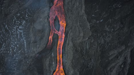 drone volando sobre la erupción cumbre vieja