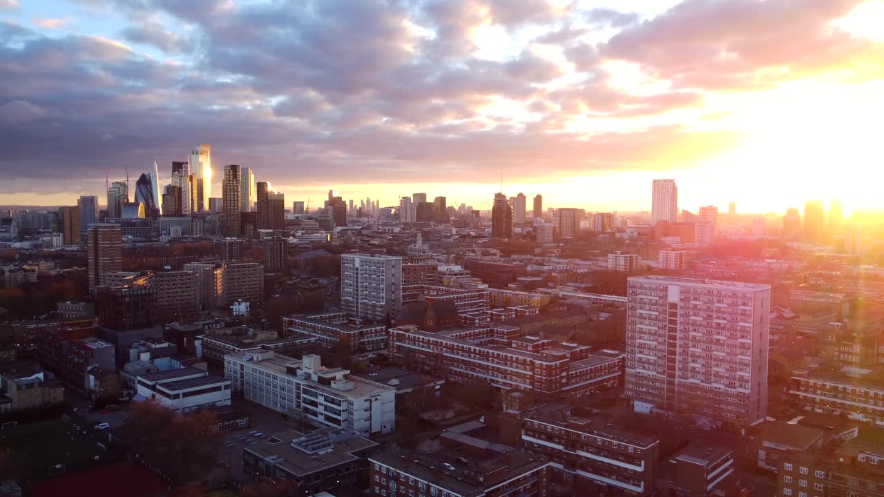 drone disparó volando y recorriendo el horizonte de la ciudad de londres al atardecer