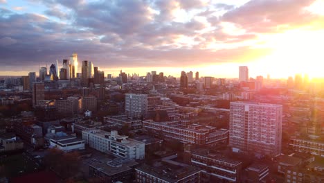 Drohnenaufnahme,-Die-Bei-Sonnenuntergang-über-Die-Skyline-Von-London-Fliegt-Und-Schwenkt