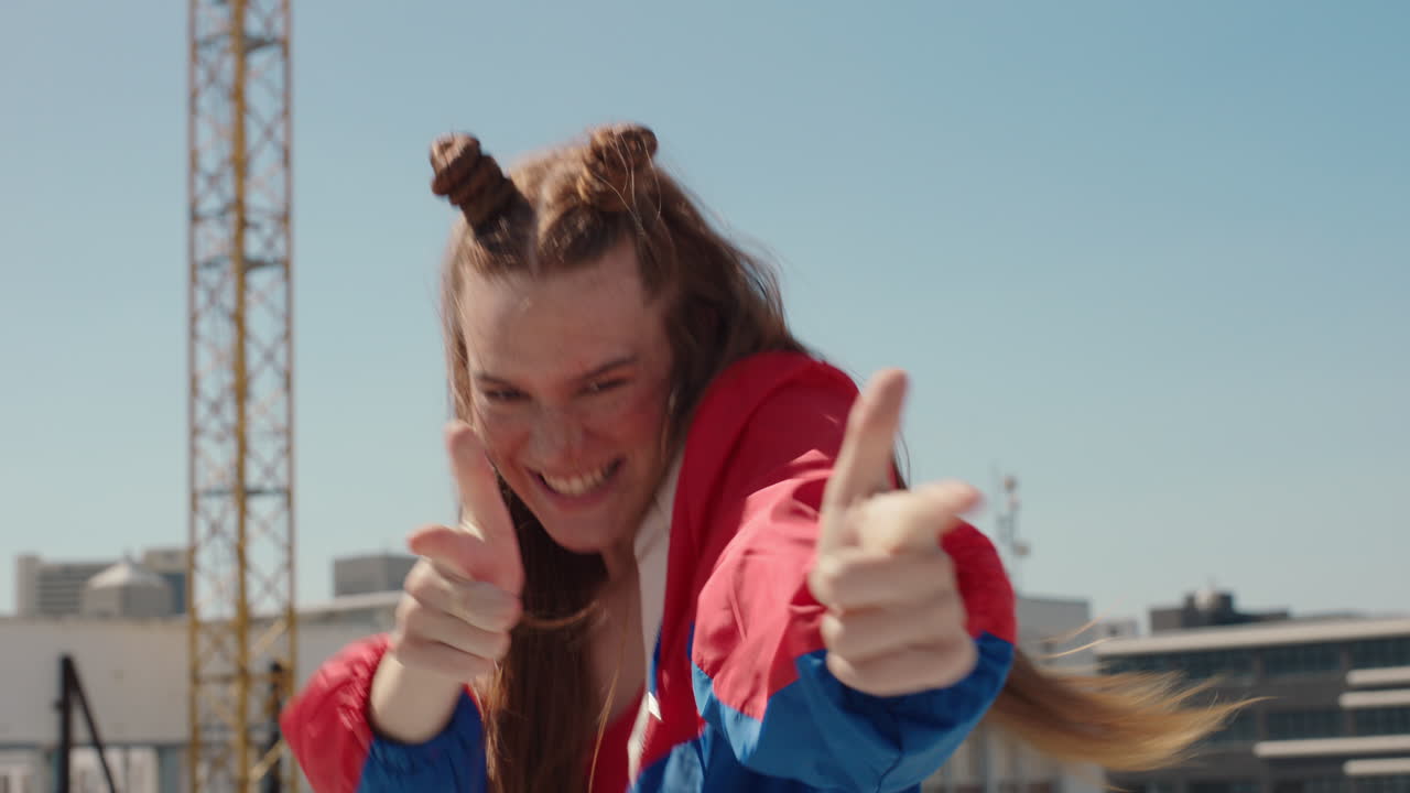 счастливая женщина танцует на крыше, наслаждается глупым танцем, веселится, сумасшедшая танцовщица в городе.