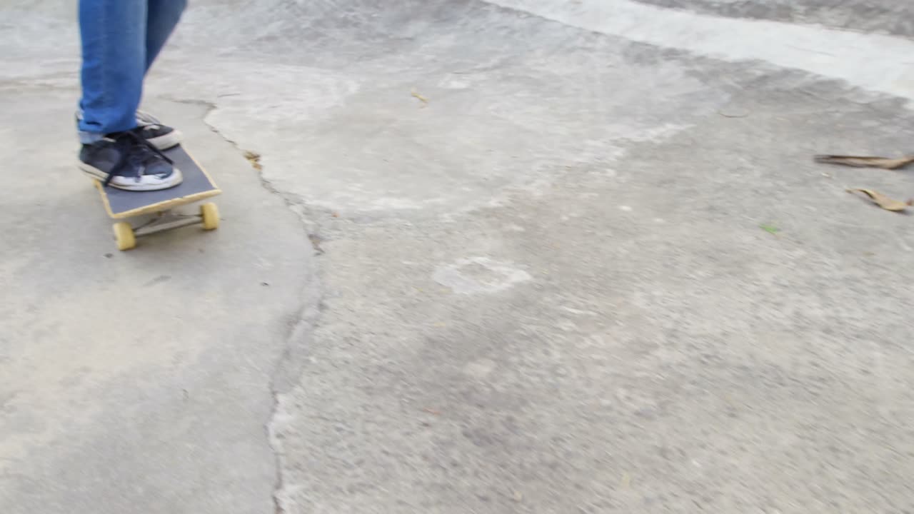 스케이트보드 공원에서 스케이트보드 트릭을 연습하는 젊은 남자의 낮은 섹션 4k