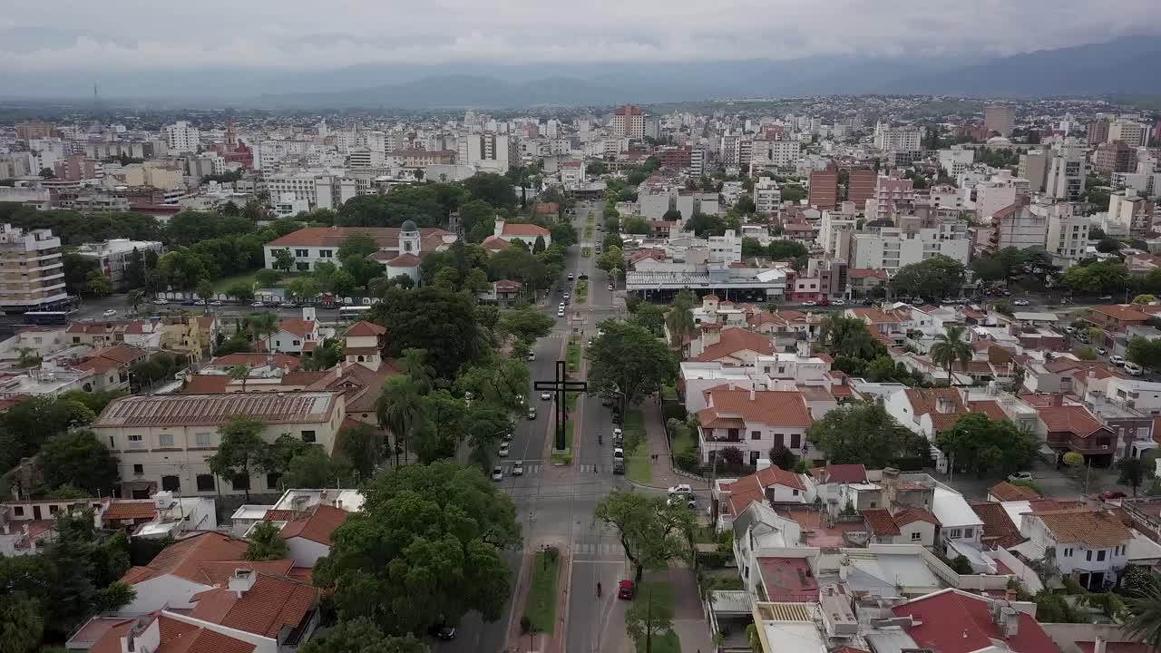 paseo general martin miguel de guemes antena arriba gran cruz negra estructura en carretera avenida abajo