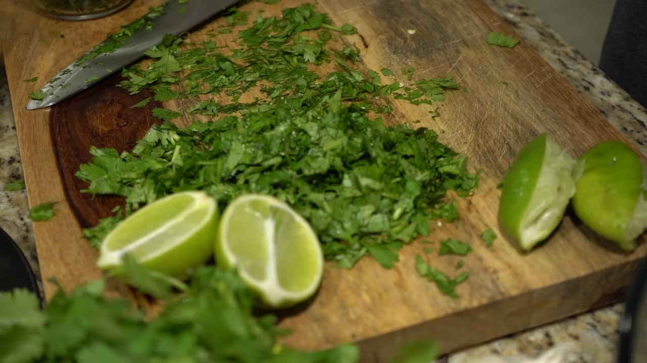 cortando cilantro y lima en cámara lenta