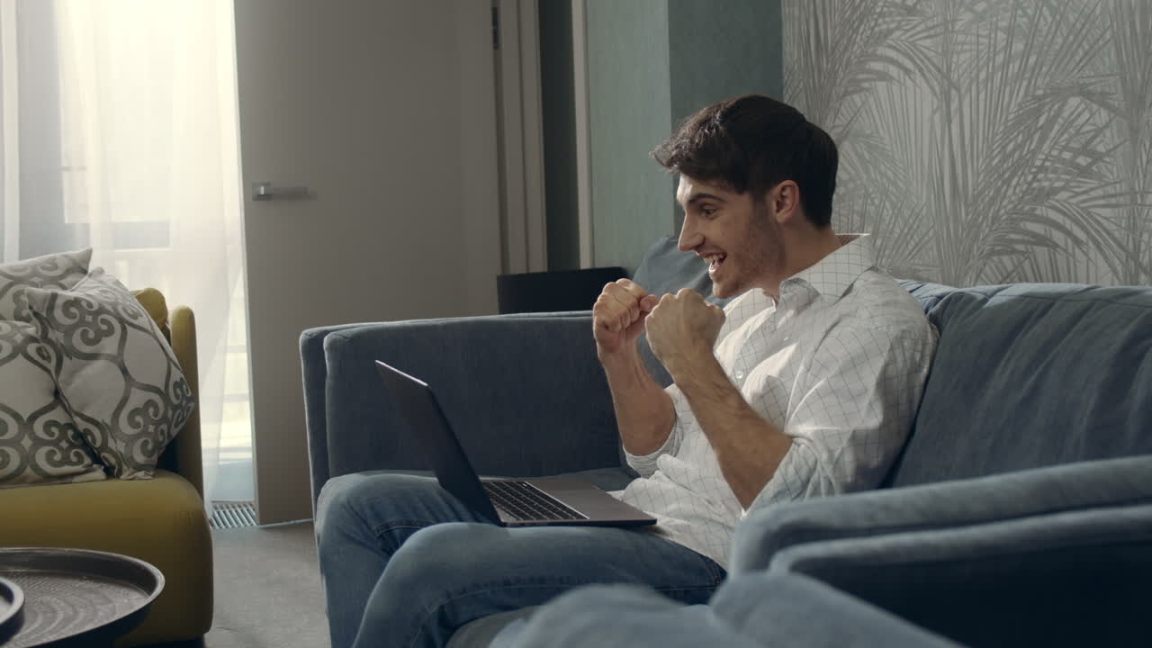 흥분 한 남자 는 "예"라는 몸짓 을 하고 있다