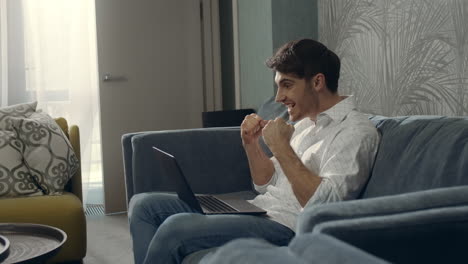 tío emocionado mostrando el gesto de sí