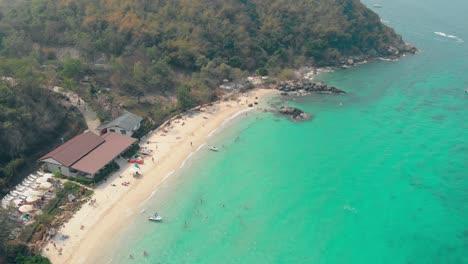 Touristenparadiesstrand-Mit-Gebäuden-In-Der-Nähe-Des-Türkisfarbenen-Ozeans