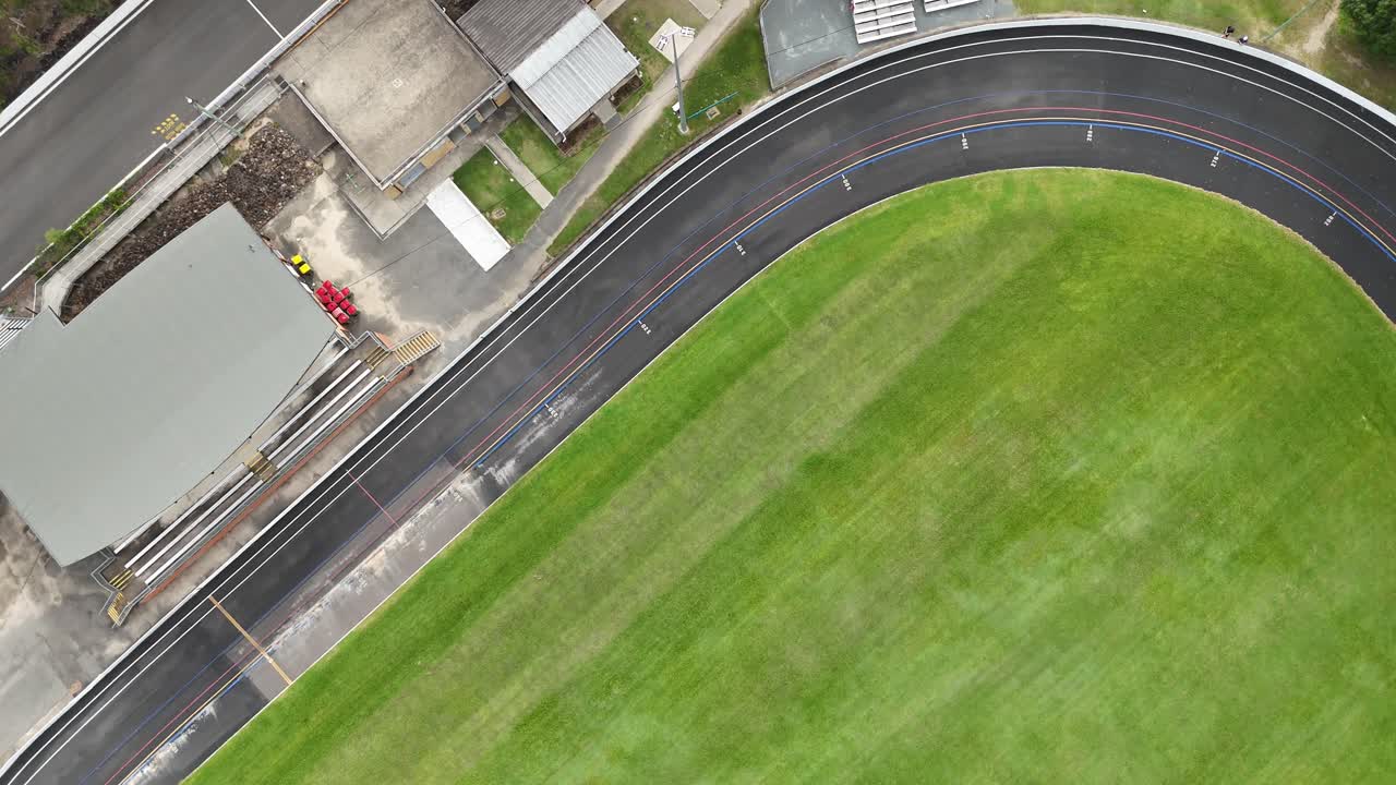 위에서 자전거 트랙과 필드