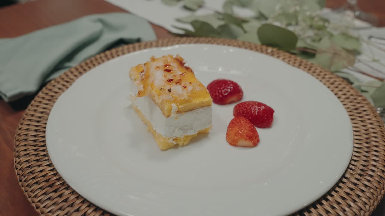 테이블 세팅 위에 놓인 베리가 있는 고급스러운 도금 페이스트리