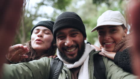 Amigos-Felices,-Cara-O-Excursionistas-Tomándose-Un-Selfie