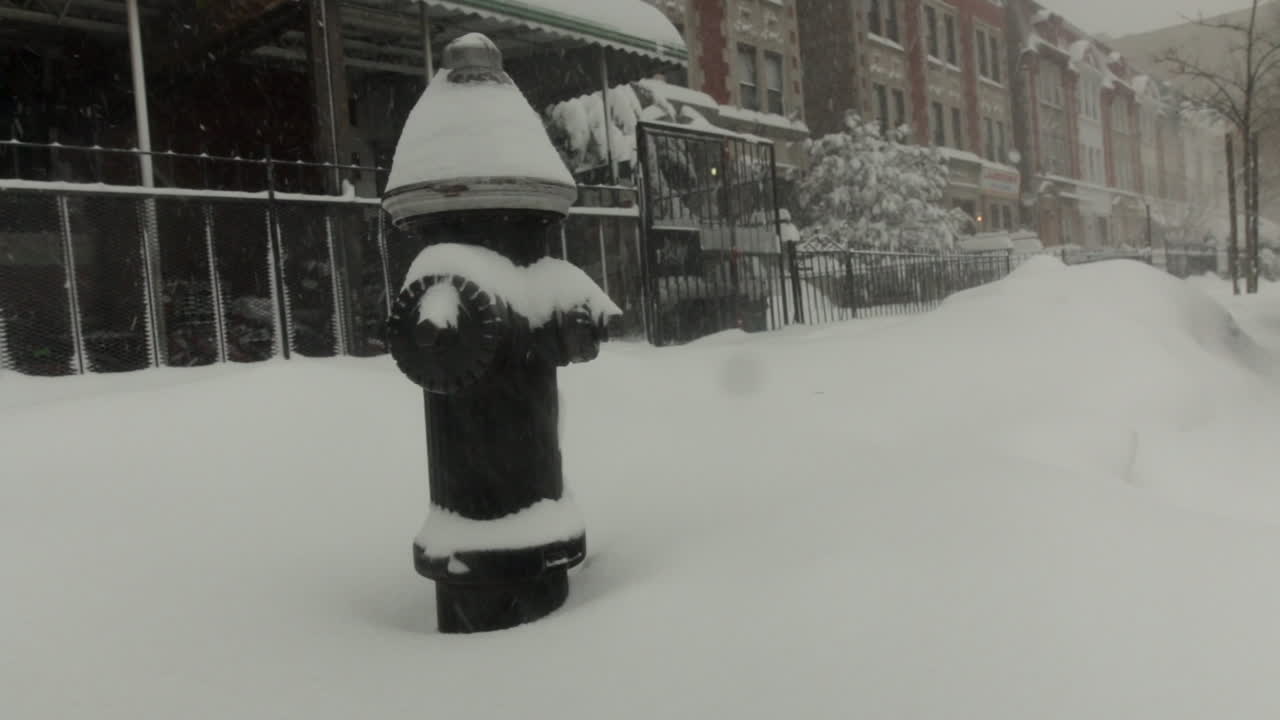 Questa è una ripresa di un idrante antincendio che viene coperto di neve durante una bufera di neve a Brooklyn, NY.