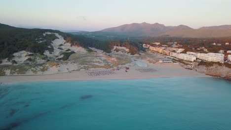 Erstaunliche-Weite-Aufnahme-Des-Strandes-Cala-Mesquida-Im-Norden-Von-Mallorca-Während-Des-Sonnenaufgangs---Leerer-Strand-Ohne-Touristen---Ruhiges-Mittelmeer