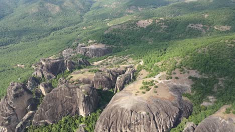 Rundgang-Aus-Der-Luft-über-Ein-Einzigartiges-Gebiet-In-Thessalien,-Griechenland,-Voller-Beeindruckender-Und-Massiver-Felsformationen,-Die-Von-Vegetation-Bedeckt-Sind