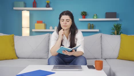 la mujer con el cuaderno piensa y toma notas.