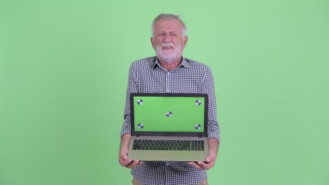 hombre de edad avanzada y guapo con barba.