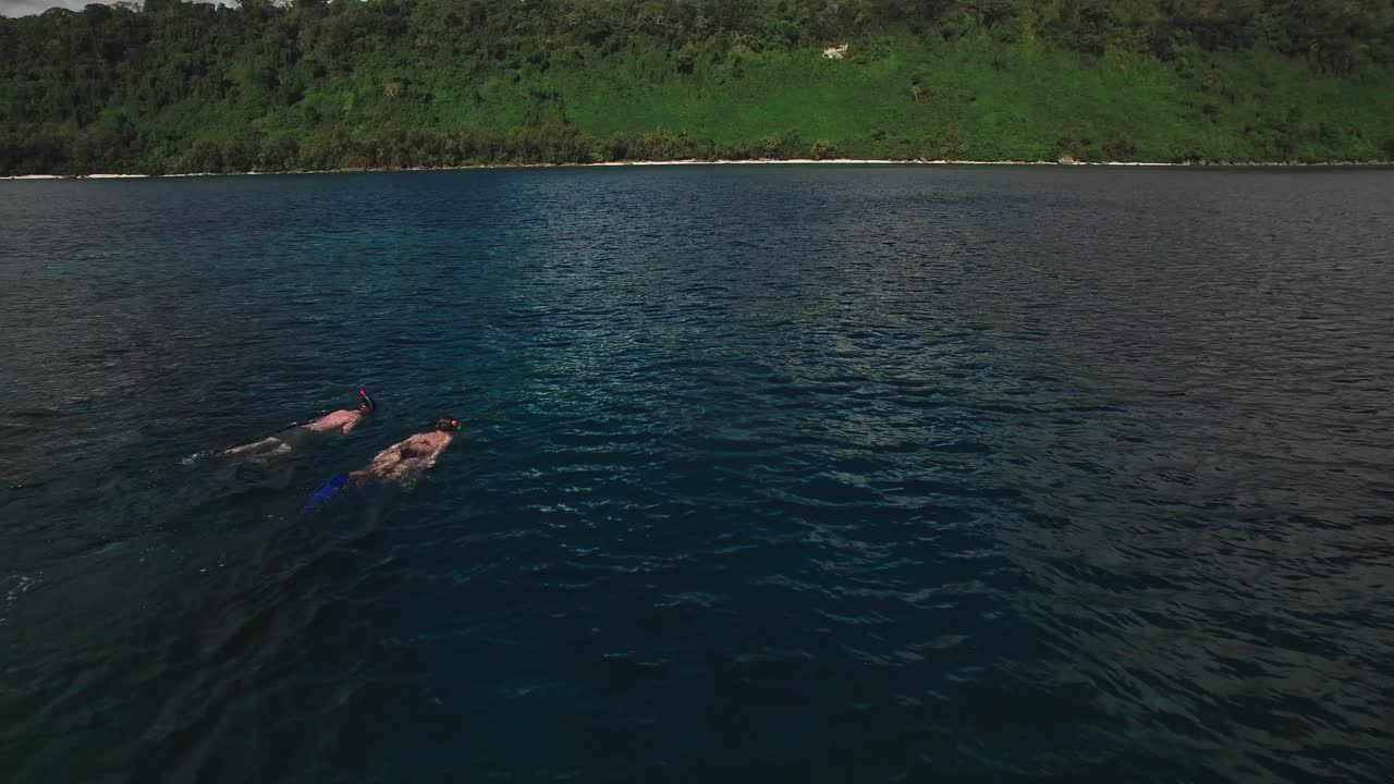 열대 바다에서 스노클링, 이국적인 섬 근처 석호에서 커플의 공중 전망