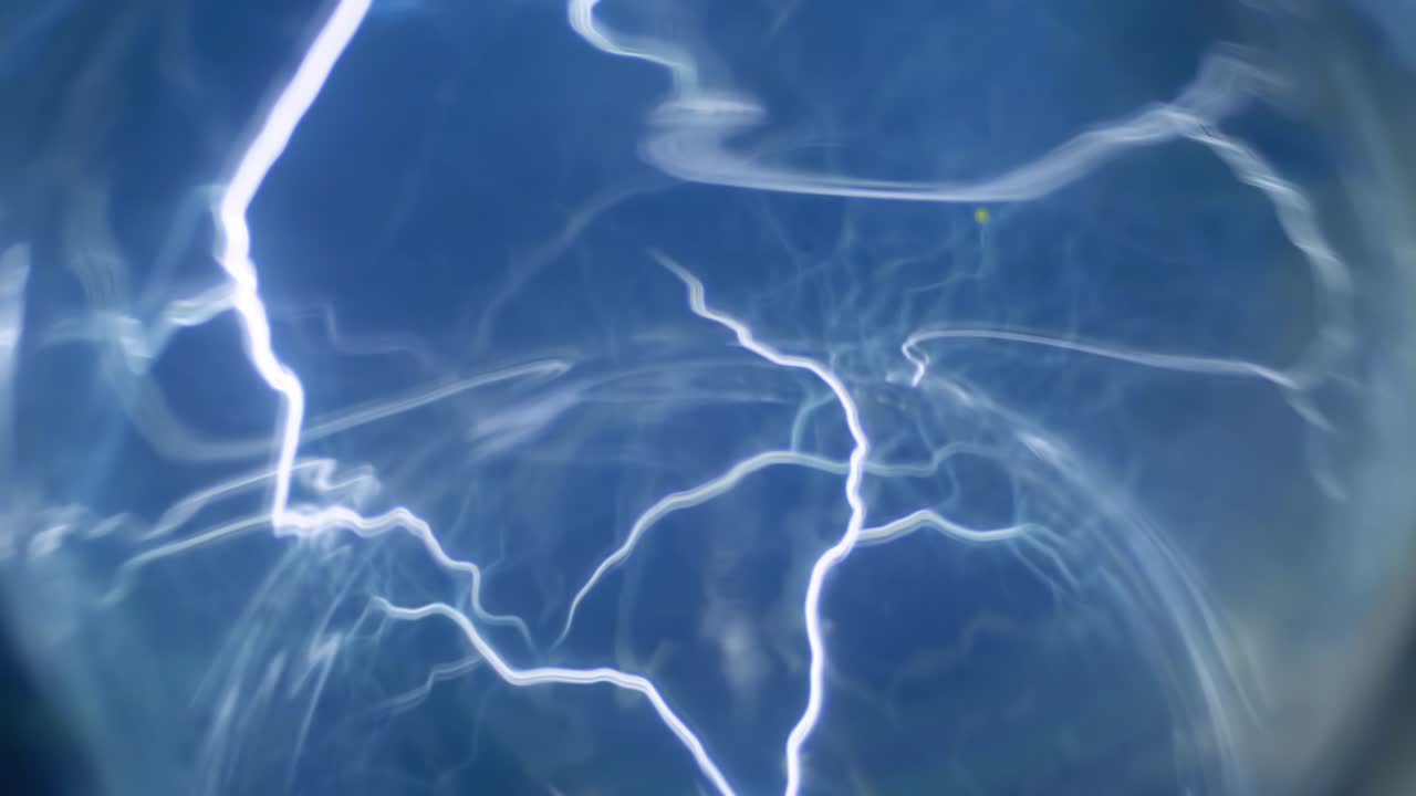 느린 동작: 내부에 많은 에너지 광선이 있는 플라즈마 공 - 근접