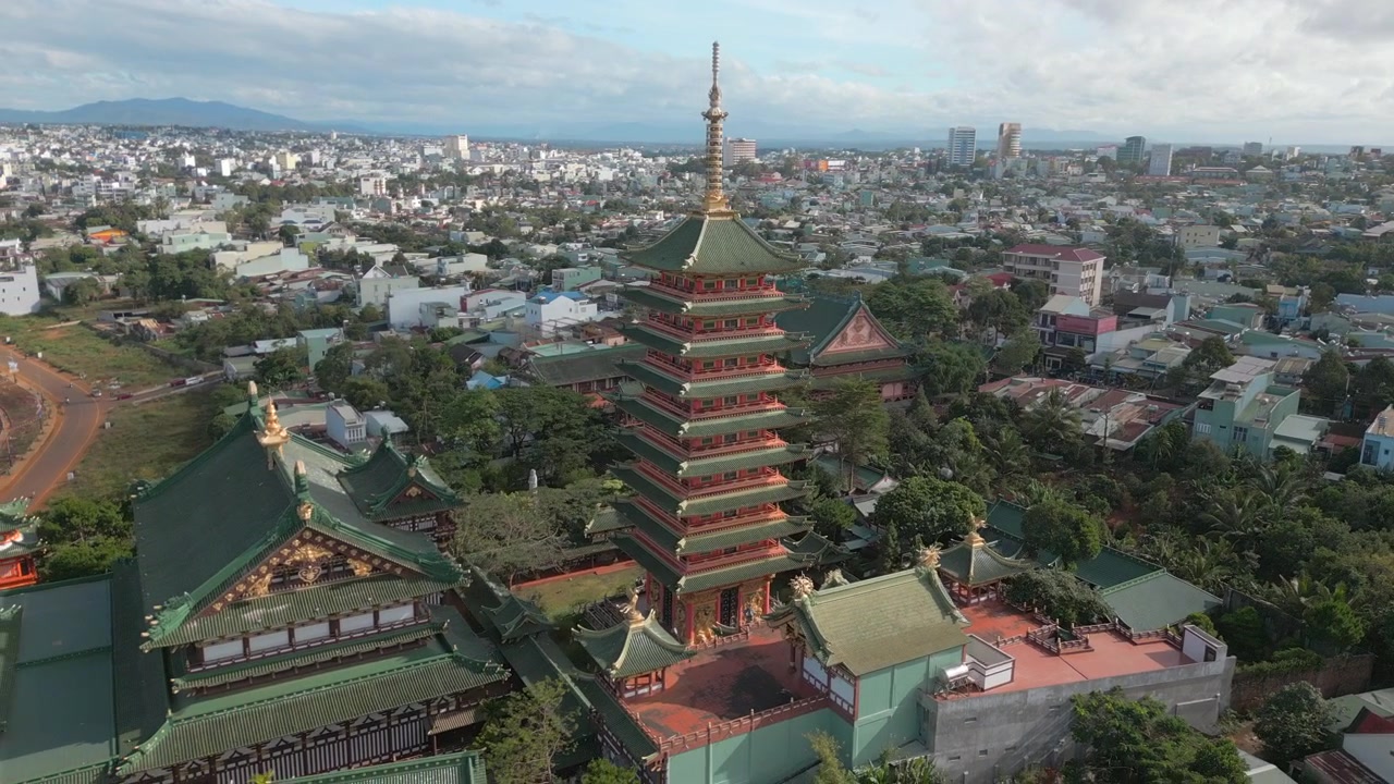 Chùa Minh Thành độc đáo lúc bình minh tại Pleiku, miền Trung Việt Nam. Flycam quay lùi 4K 30FPS.