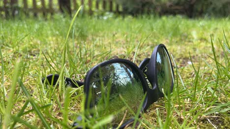 Zeitraffer-Einer-Sonnenbrille,-Die-Im-Gras-Liegt