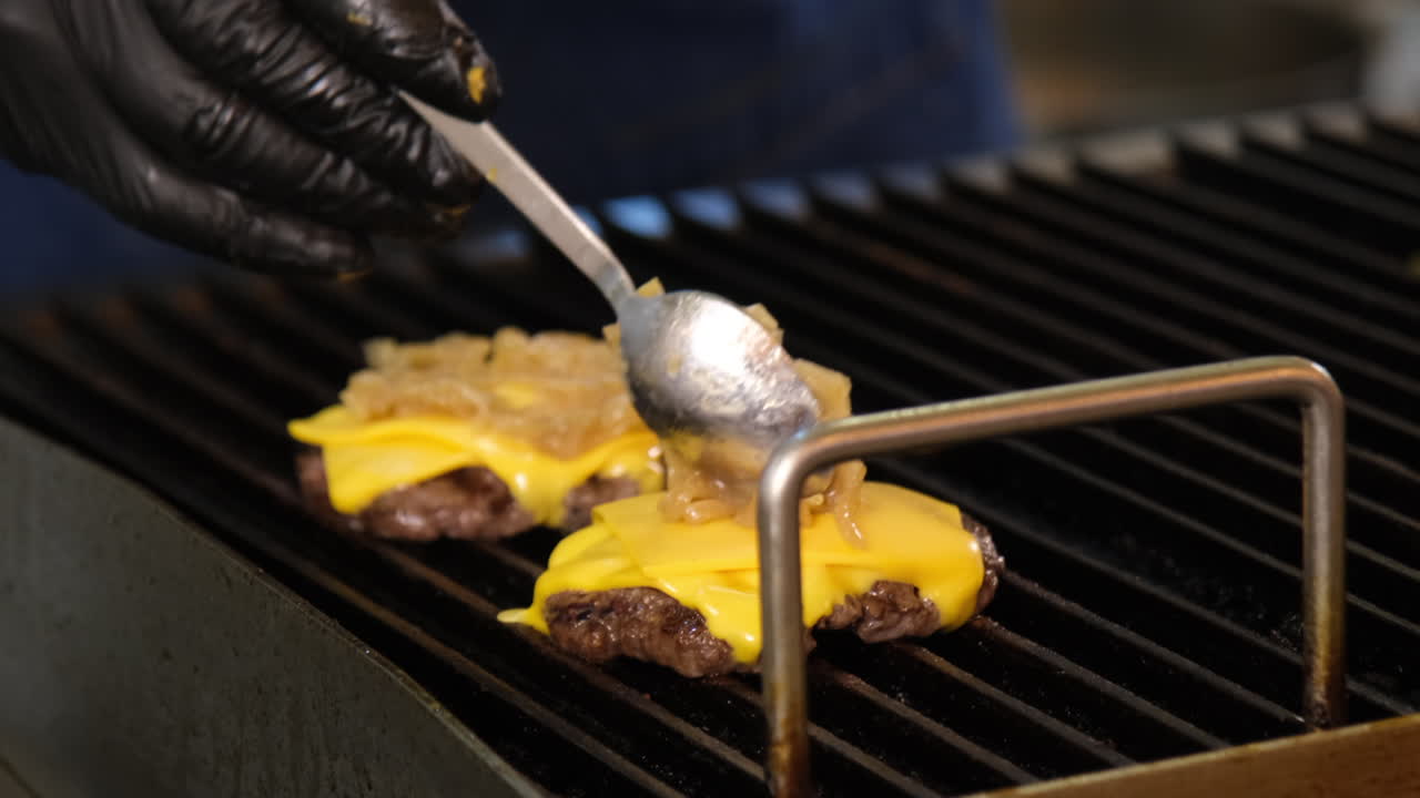 La perfezione del cheeseburger: formaggio fuso su un succulento hamburger.