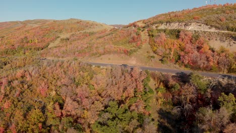 Rápida-Entrada-Aérea-De-Automóviles-En-La-Carretera-Del-Cañón-De-Emigración-Durante-El-Otoño-En-Utah,-EE.UU.