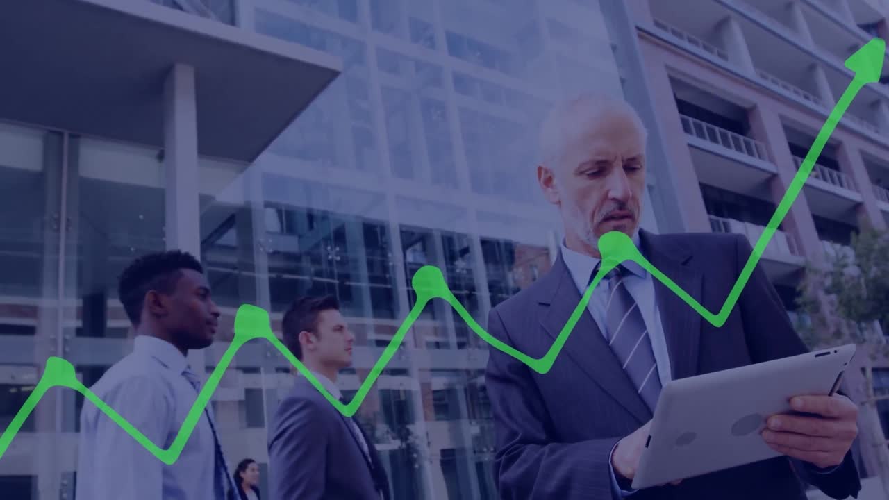 animación del procesamiento de datos financieros sobre diversas personas de negocios