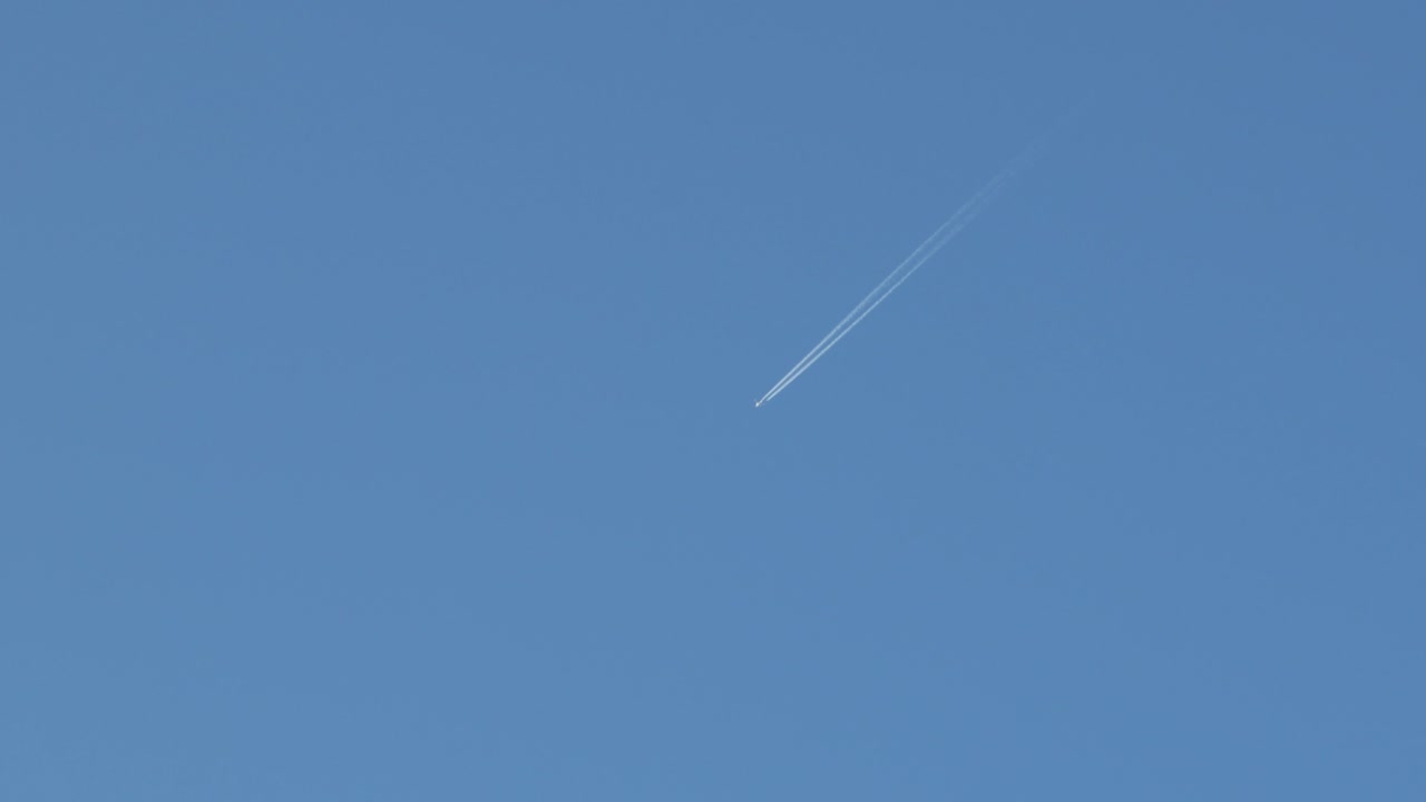 avión en el cielo con rastros de vapor de contrails cielo azul claro australia, victoria, gippsland, maffra tiro de día amplio