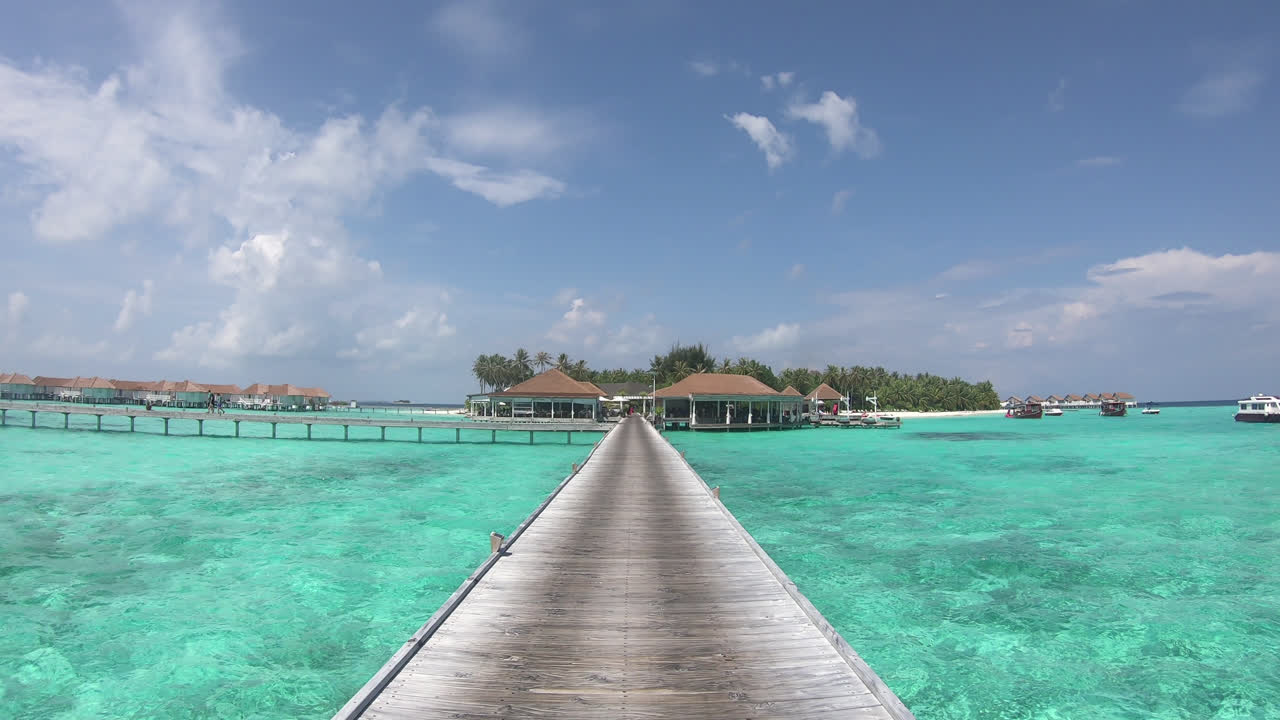 timelapse caminhando com bangalô no mar oceano nas maldivas