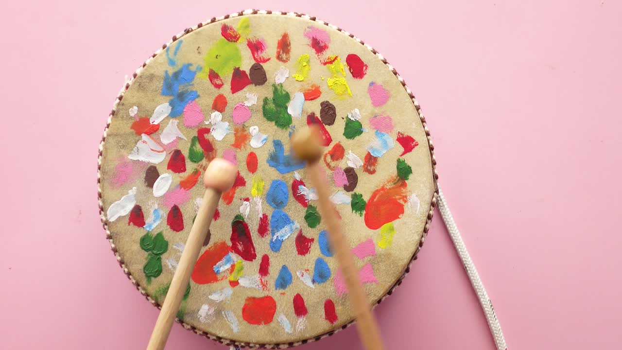 드럼 스틱과 함께 다채로운 페인팅 드럼