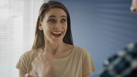 video de una mujer feliz recibiendo las llaves de su nueva casa.