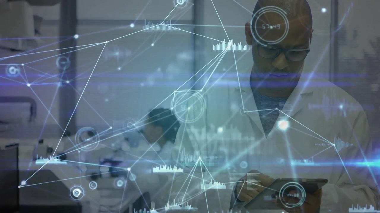 Mannlig forsker iført hvit laboratoriefrakk trykker og sveiper på nettbrett ved laboratoriebenk, AR-dataoverlegg vokser.