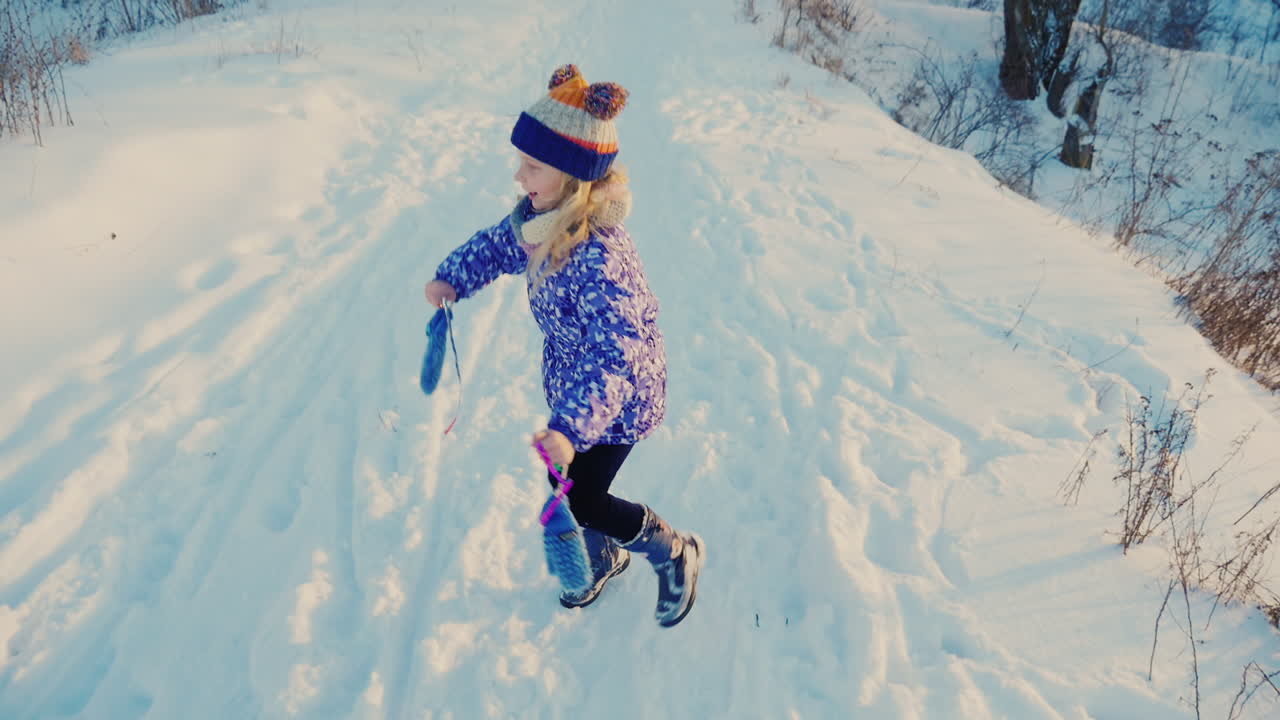 niña de 5 años disfruta del invierno - tira nieve 4
