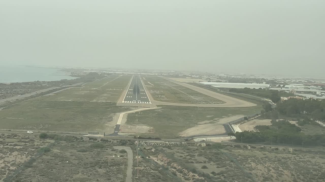 aterrizaje único en tiempo real en medio de una tormenta de arena en el aeropuerto costero de almería, españa
