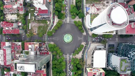 Flujo-De-Tráfico-Fluido-En-La-Rotonda-De-La-Avenida-Paseo-De-La-Reforma-Frente-Al-Hotel-St-Regis,-Ciudad-De-México