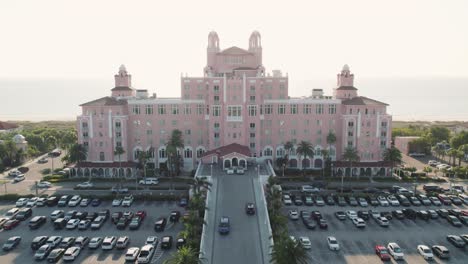 Toma-De-Drone-Del-Frente-Del-Famoso-Hotel-Rosa-Histórico-En-St