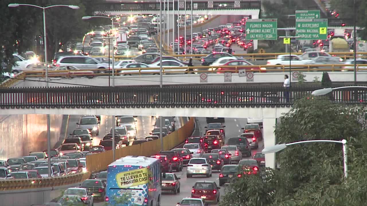 멕시코 시티 거리의 교통 시간 경과