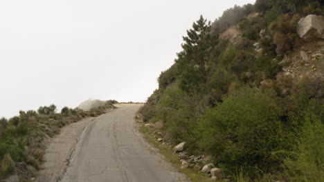 Drone-Volando-Sobre-Una-Carretera-De-Montaña-De-Asfalto-Abandonada