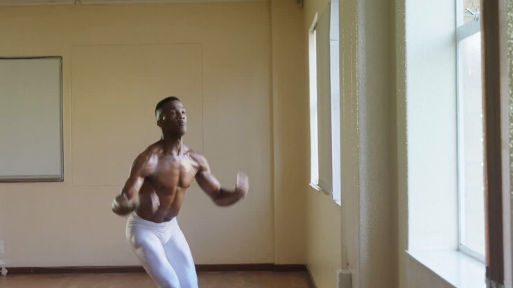 Mandlig balletdanser, der danser i studiet 4k