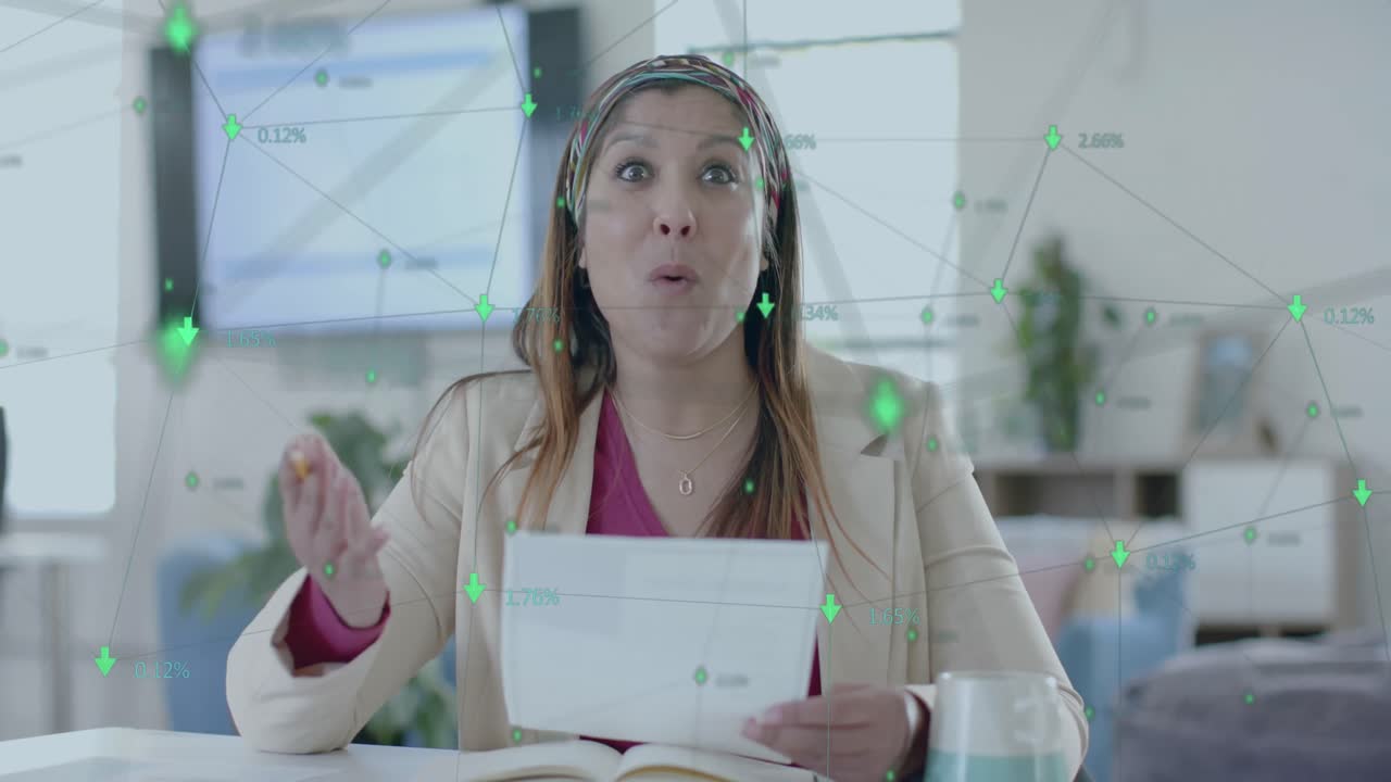 red de comunicación sobre feliz biracial casual mujer de negocios que tiene una videollamada en el escritorio