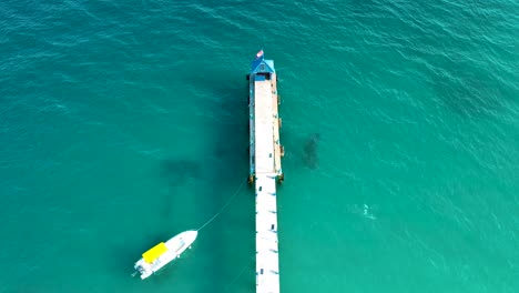 Toma-Aérea-Sobre-El-Muelle-De-Madera-En-La-Playa-4k,-Kong-Rong,-Camboya