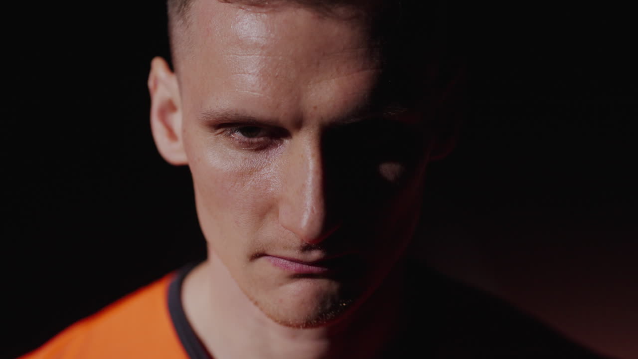 오렌지색 셔츠를 입은 남자의 클로즈업 초상화