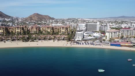 el paisaje urbano de cabo san lucas visto desde la playa de medano en el mar