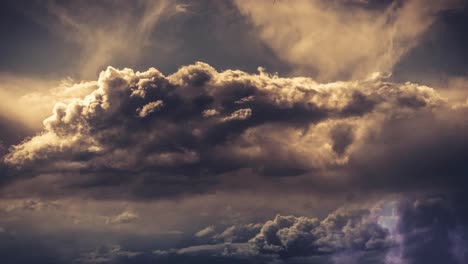 Una-Colección-De-Nubes-Y-Relámpagos-En-él