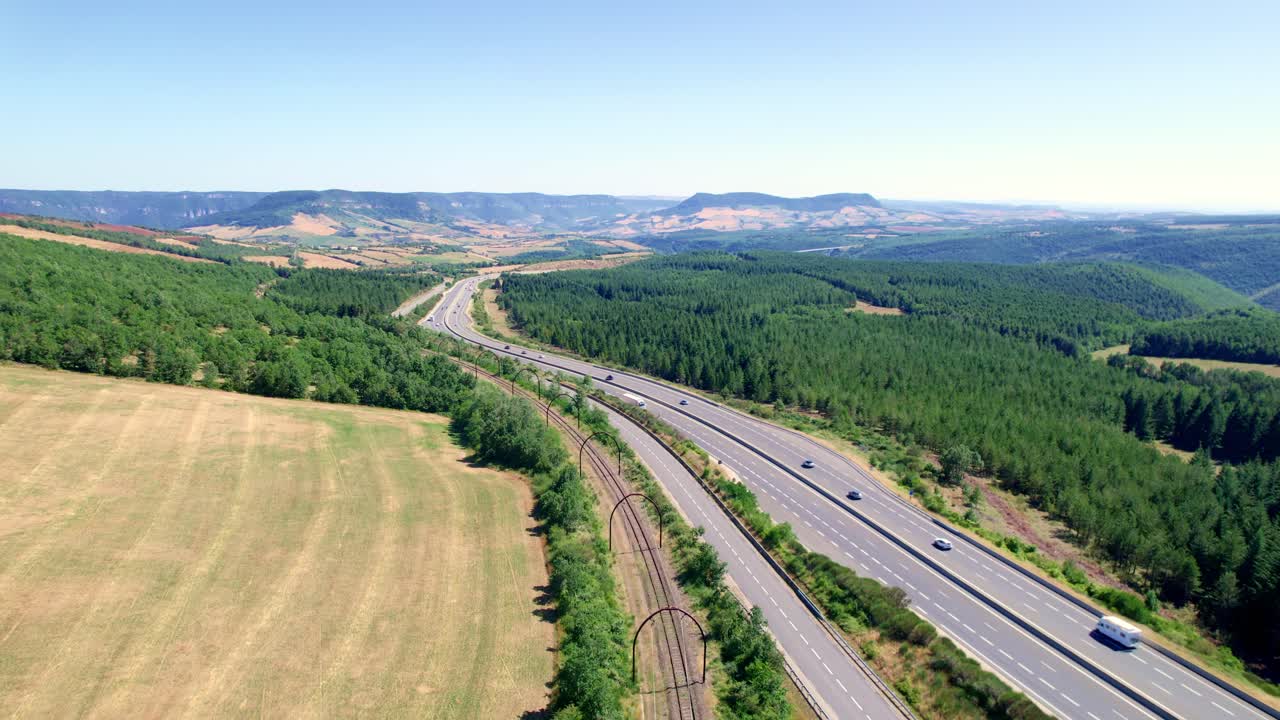 프랑스 오크시타니아 의 시골 풍경 을 가로지르는 철도 와 고속도로