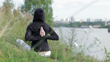 Yoga-Übungen-Im-Freien