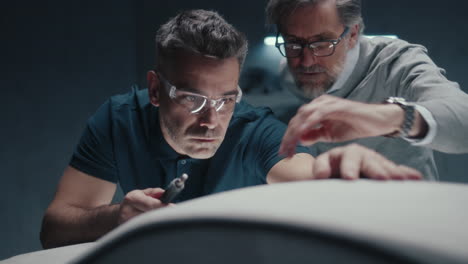 equipo de diseño de automóviles trabajando en un prototipo