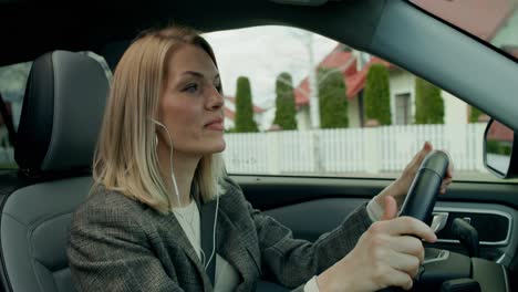 mujer conduciendo un coche y disfrutando de la música