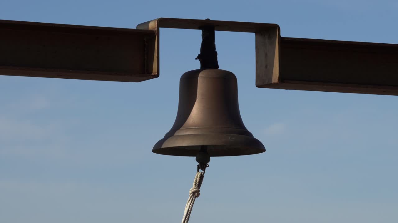 Campana con cielo azzurro sullo sfondo