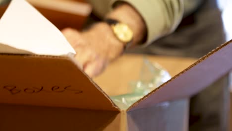 desempacando libros de cajas de cartón