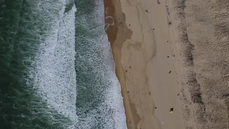 La-Famosa-Playa-De-Mimizan-En-El-Océano-Atlántico-En-Francia-Desde-Arriba-Con-Olas