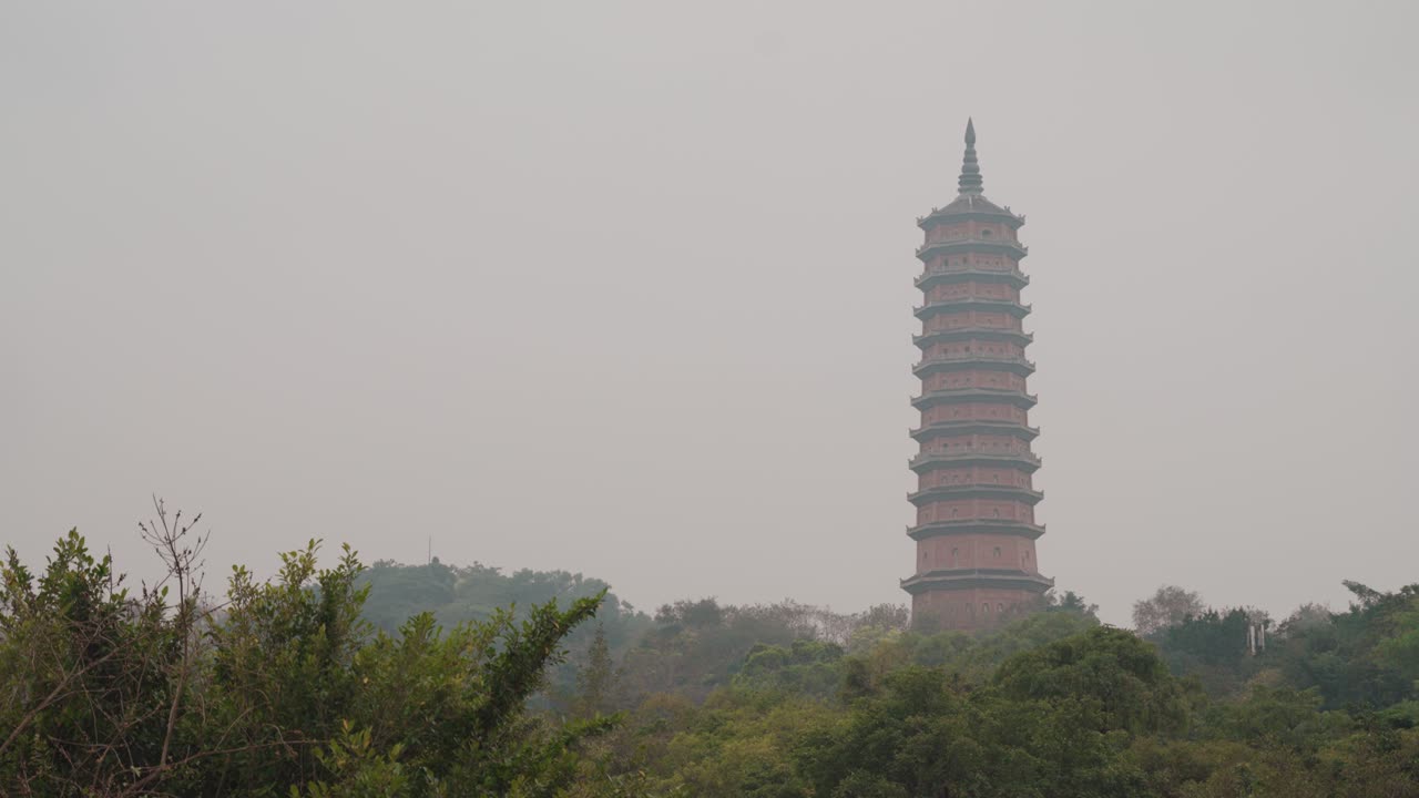Antigua Torre Pagoda Asiática Erguida en un Bosque Brumoso